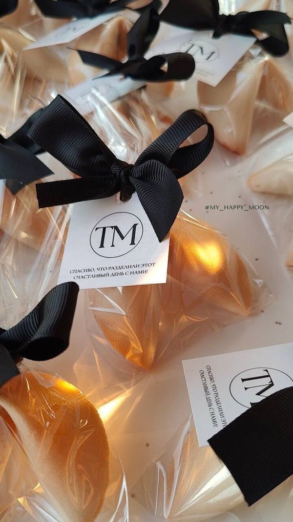 Брендированная бирка с лентой на печенье с предсказаниями