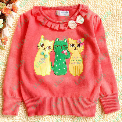 Джемпер детский с контрастными аппликациями кошек и бантом