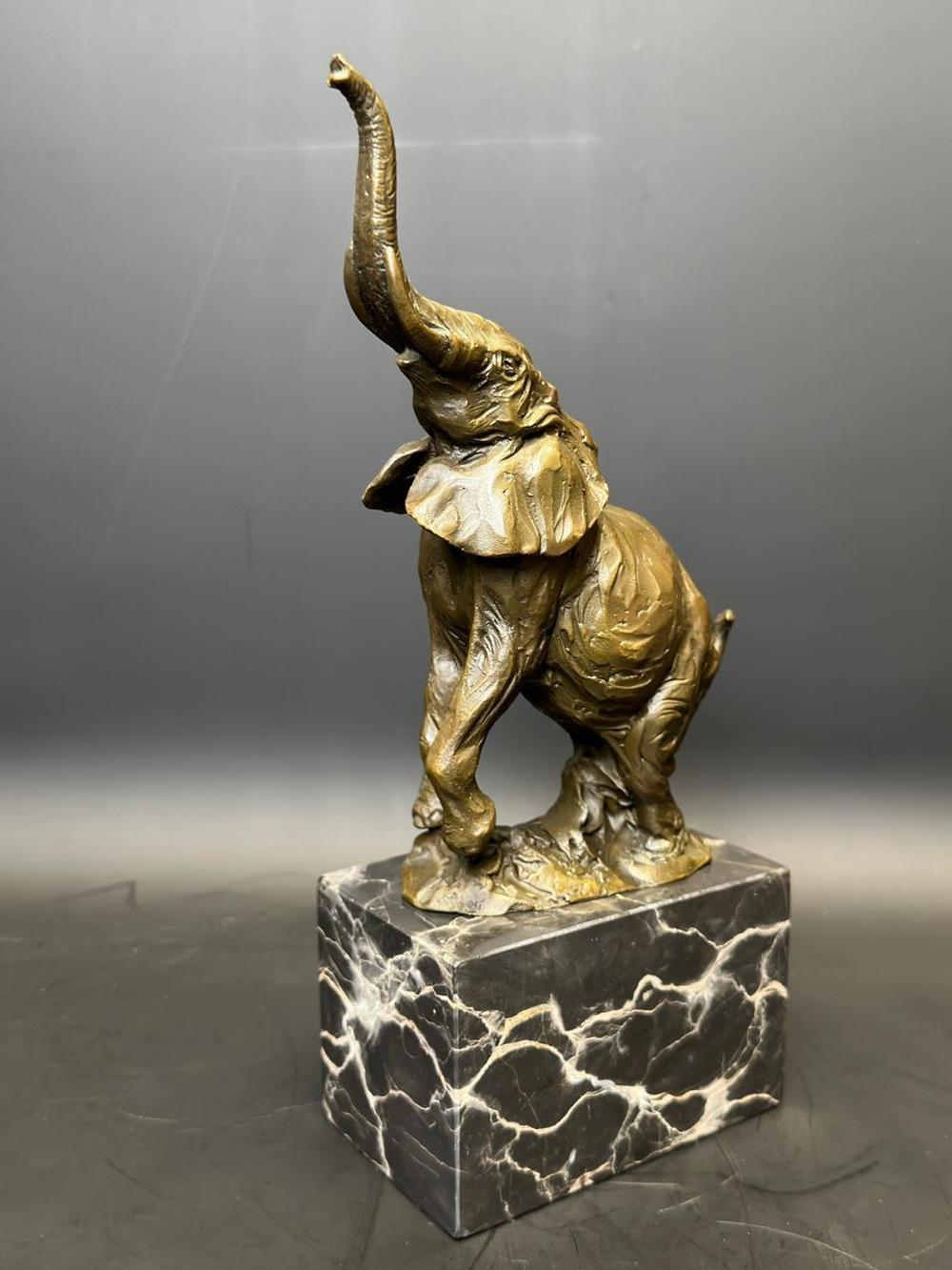 Бронзовая скульптура «Слон с поднятым хоботом»