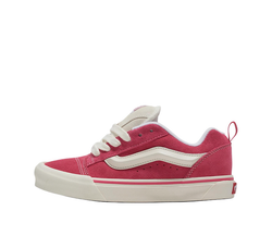 alt="Vans Knu Skool True Pink женские кроссовки ярко-розового цвета с пухлым язычком вид сбоку на белом фоне"