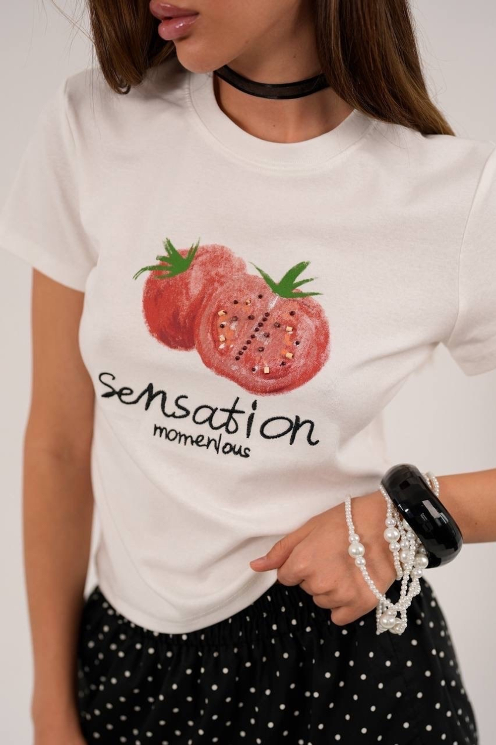 Футболка из хлопка , с добавлением стрейча , облегающего силуэта .