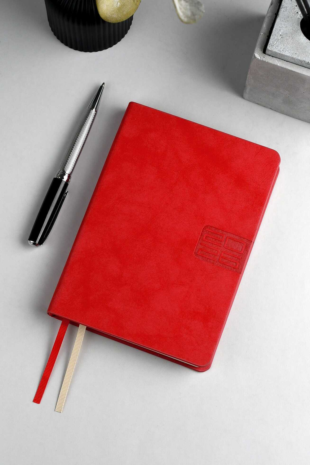 Ежедневник датированный 2026 ESCALADA, #ДУМАЙ КАК МИЛЛИАРДЕР, А6+, 176 л., арт. 70293/ 20 ТИВОЛИ ГЛОСС КРАСНЫЙ (кожзам: 126x174 мм, твёрдый переплёт, запаянный край, материал обложки: искусственная кожа "Тиволи глосс"; декор: блинтовое тиснение; спос