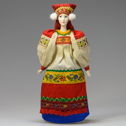 Сувенирная кукла в крестьянском костюме в головном уборе кичка