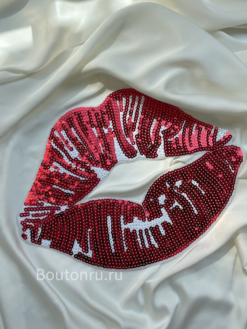 Нашивка в пайетках "Губы" красная с белым 20х27 см