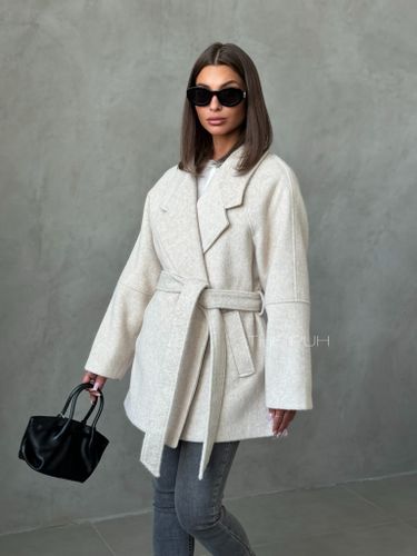 Бежевое шерстяное пальто с утепленным жилетом