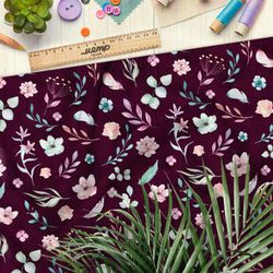 Ткань мембрана сдержанные цветы и листья на бордовом фоне