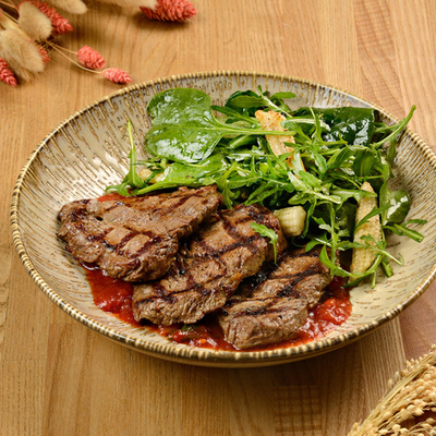 Медальоны с соусом сальса