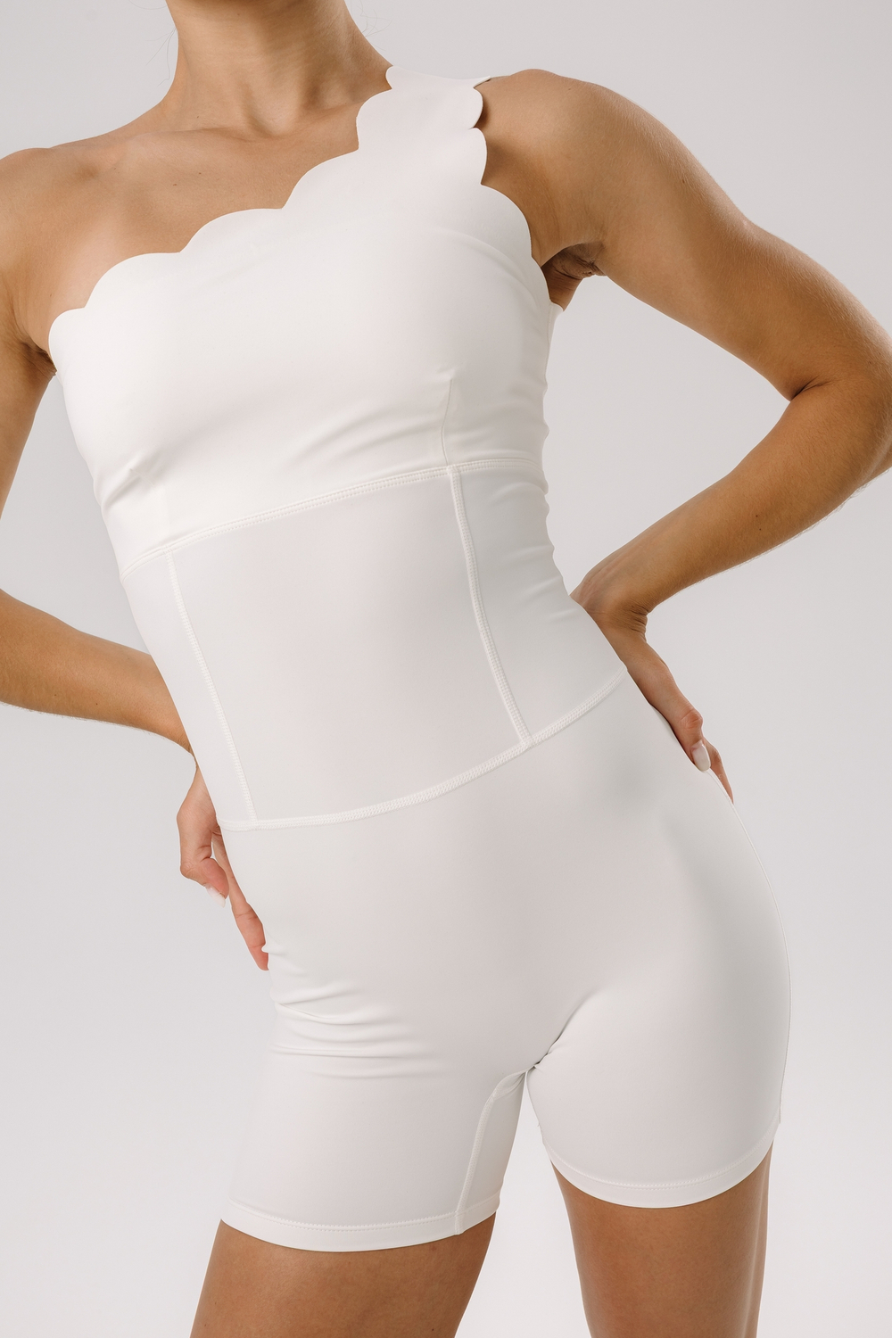 Комбинезон с волнообразным краем на одно плечо