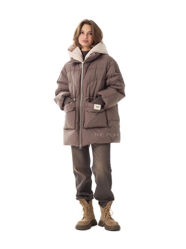 Удлиненный коричневый пуховик с контрастным капюшоном