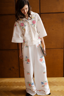 Укороченная рубашка с цветочной вышивкой