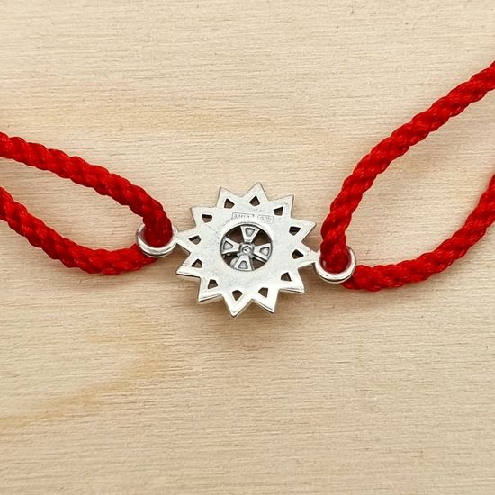 Красный браслет с Эрцгаммой и бусиной Спаси и Сохрани