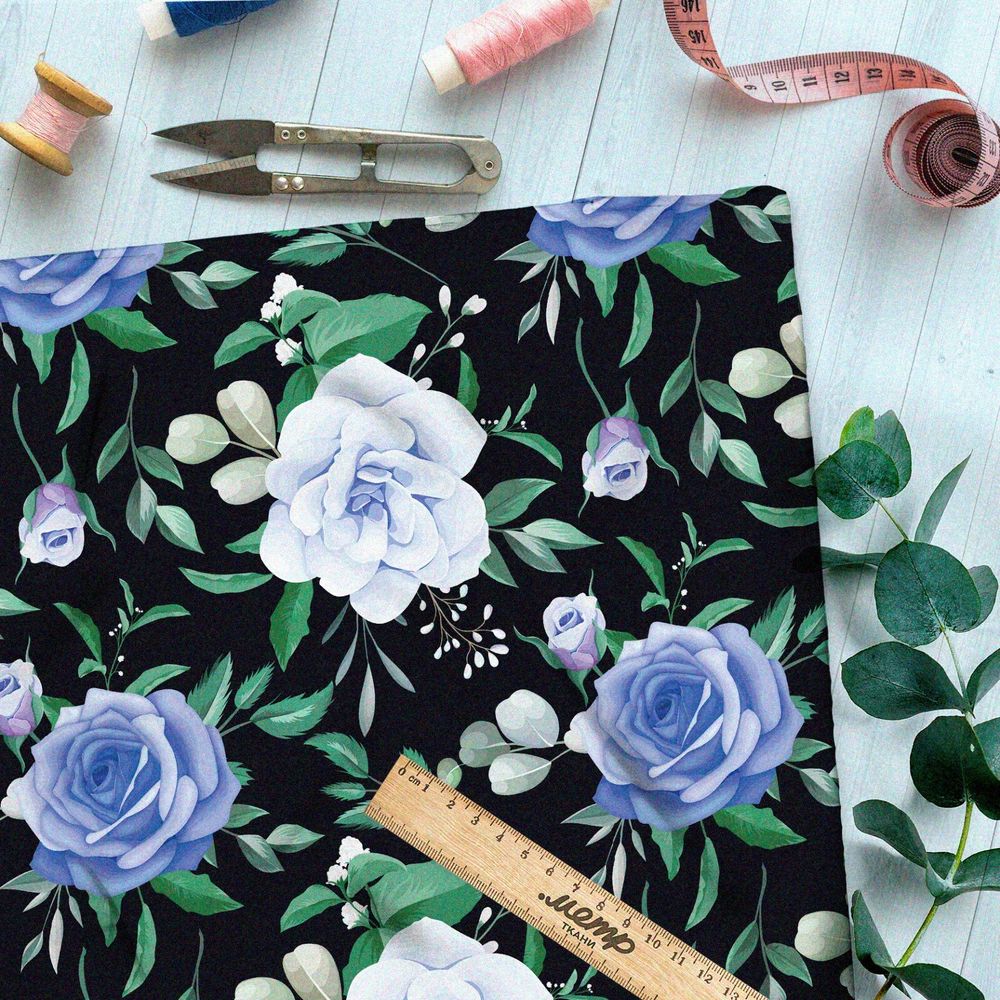Ткань флис крупные голубые розы на чёрном фоне