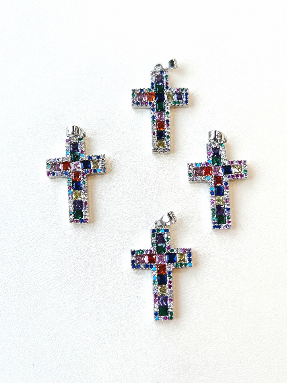 пдк25-цр Подвеска "Крест прямой" с разноцветными фианитами 25*15мм, родий