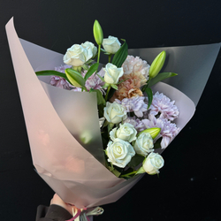 Букет из хризантем, диантусов и лилии