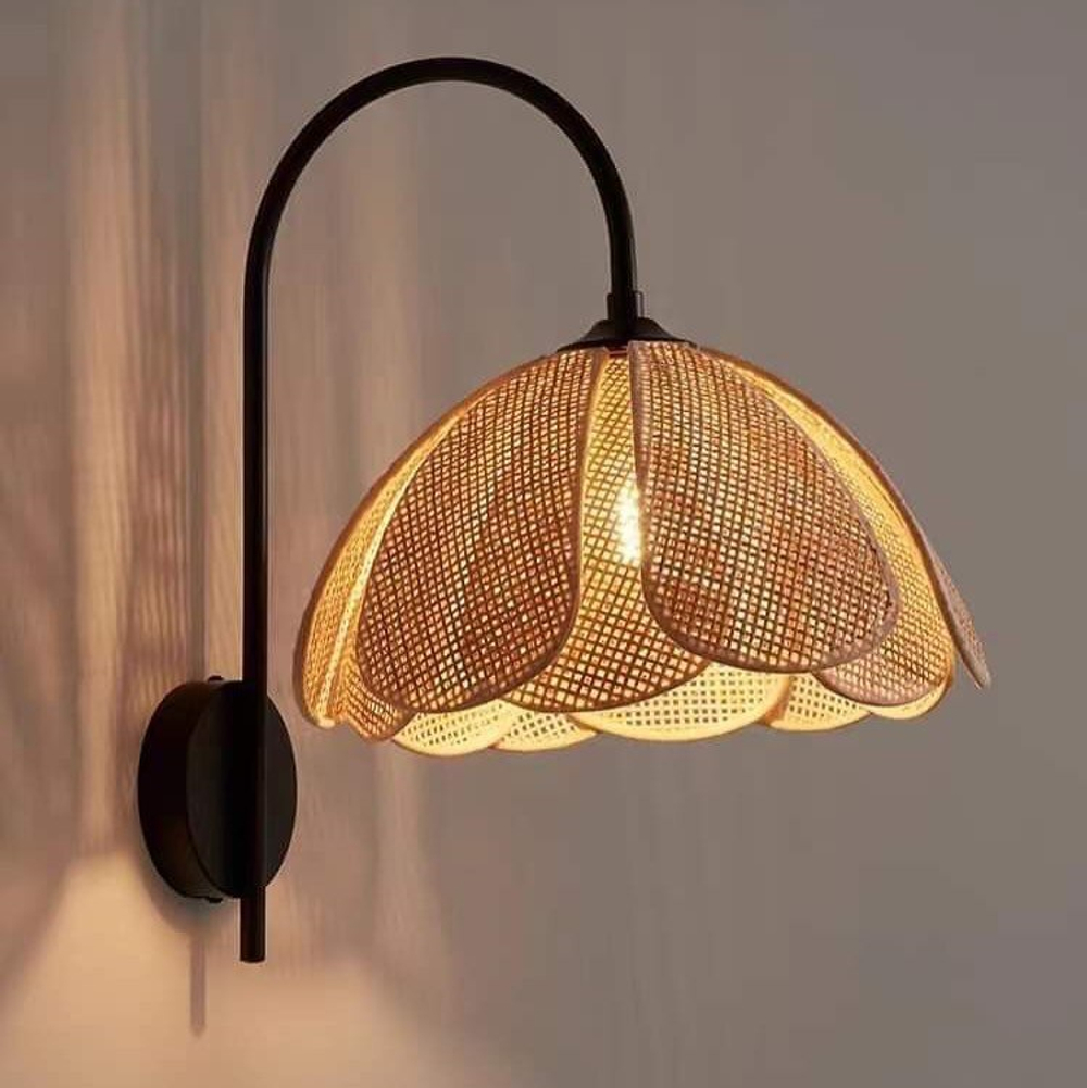 Настенный светильник с абажуром из ротанга создаёт мягкое тёплое освещение и уютную атмосферу.