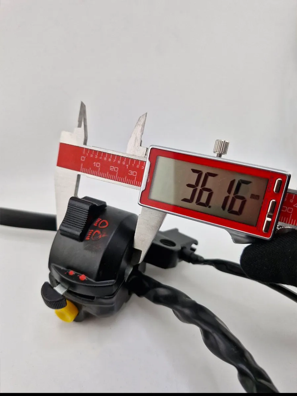 -- Переключатели на руль мотоцикла с рычагами тормоза/сцепления