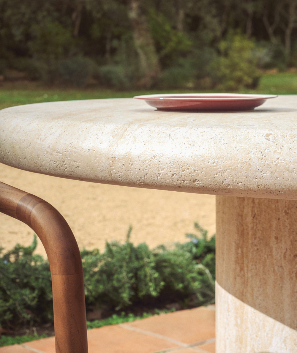 Уличный стол Drasi из бетона с отделкой под травертин, диаметр 122 см