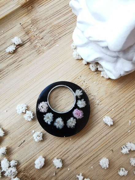 Черная подвеска с гипсофилой