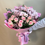 Нежный розовый букет из кустовых роз, кустовых хризантем ромашек, гипсофилы и зелени