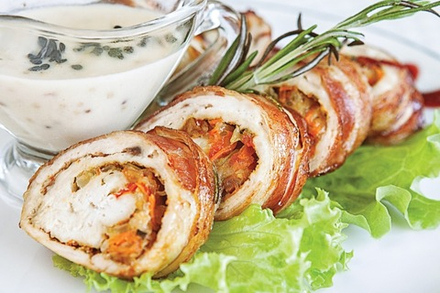 Рулет из куриной грудки с пряными овощами и беконом. Подается с соусом из сливок и зернистой горчицы (140/30/10 гр.)