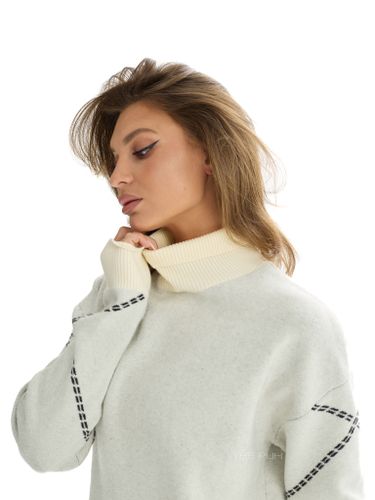 Костюм трикотажный молочного цвета