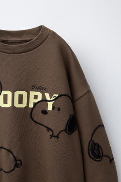 ZARA ТОЛСТОВКА С ВЫШИВКОЙ SNOOPY PEANUTS™, ТЕМНО-КОРИЧНЕВЫЙ