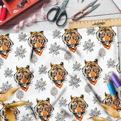 Ткань таффета головы тигров и эскизы листьев на белом фоне