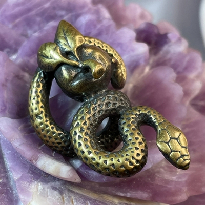 48737 Бронза Фигурка Змея с Яблоком 23*35мм