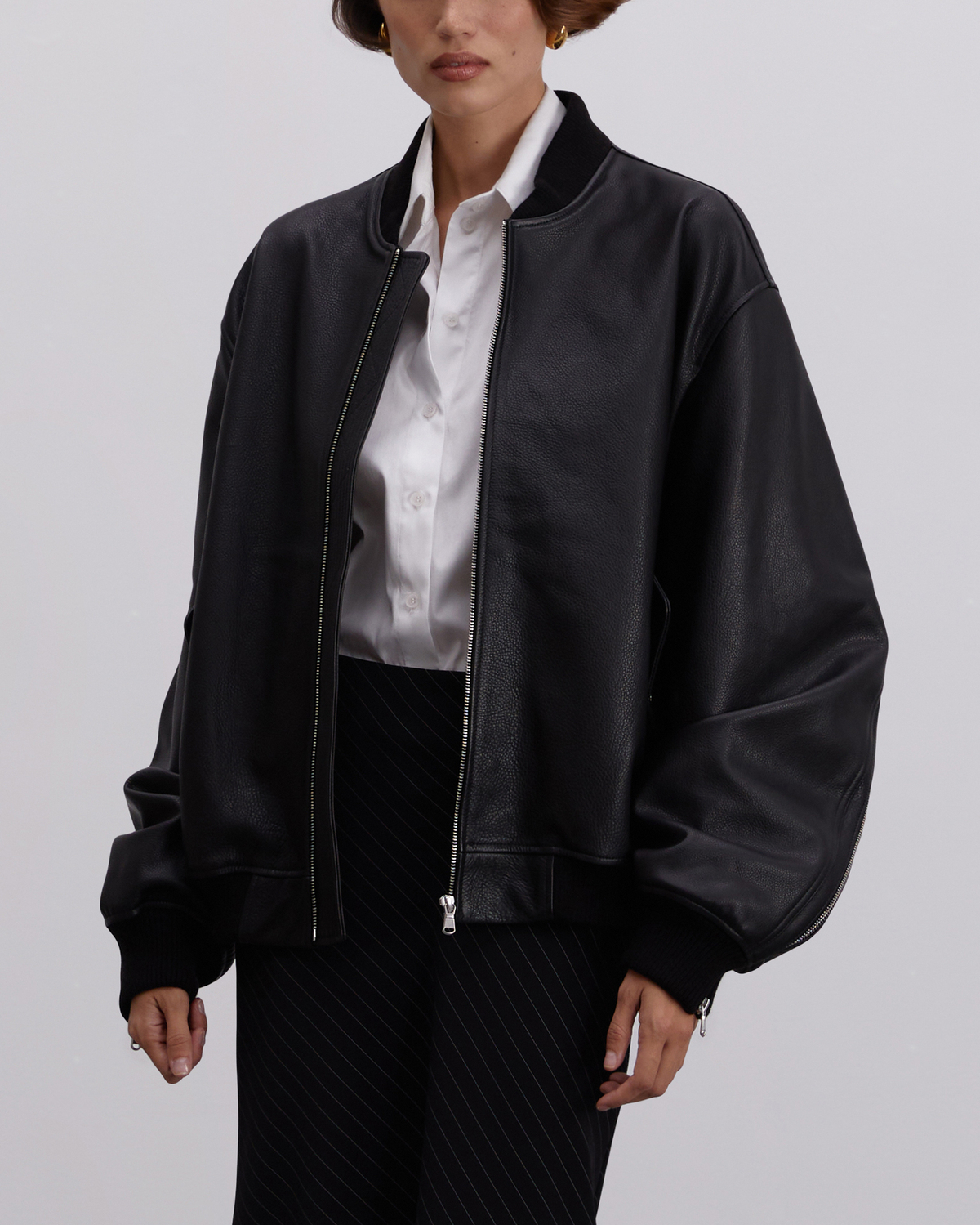 Черный кожаный бомбер oversize