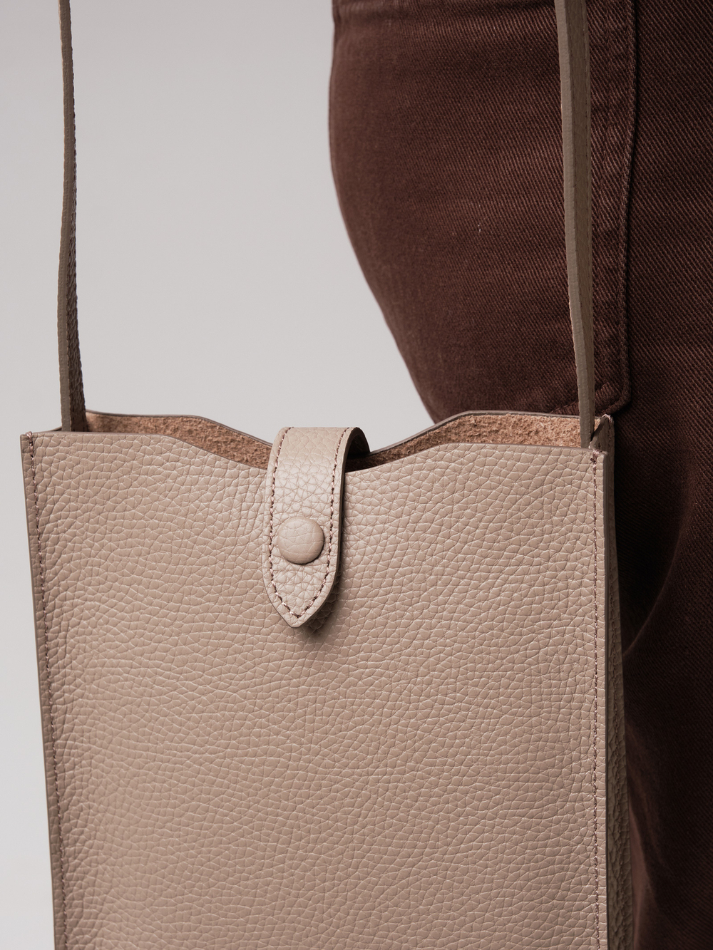 Женская кожаная сумка кросс-боди DBR 30919 бежевый латте