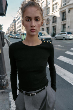 ZARA ФУТБОЛКА В РУБЧИК С ПУГОВИЦАМИ, ЧЕРНЫЙ