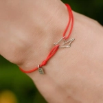 Оберег на красной нити "Лошадь" золотой