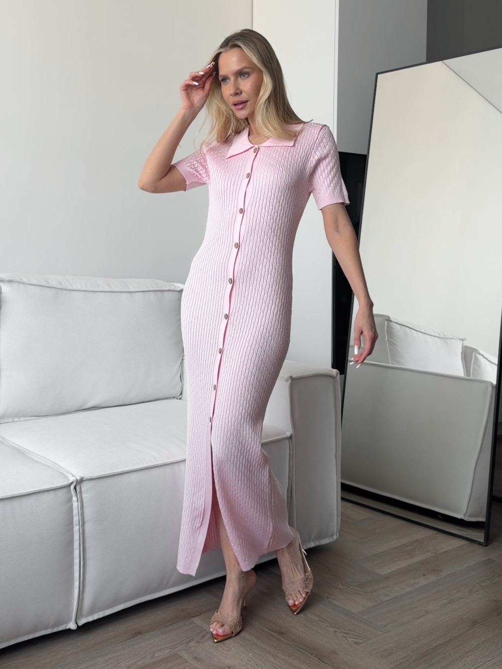 Платье вязаное, прямого кроя, с воротником и пуговицами