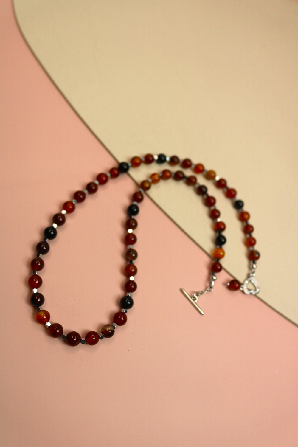 Чокер из натурального сердолика «Закатный ритм»