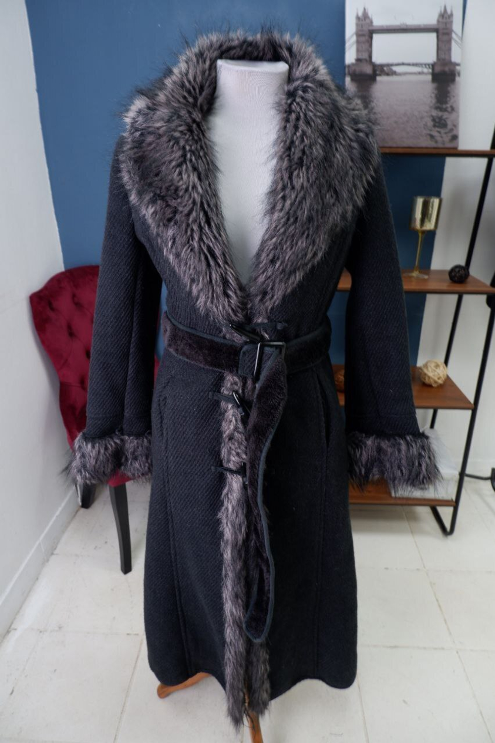 Пальто зимнее с поясом 44 размер