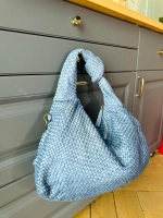 Женская большая плетеная сумка хобо из натуральной винтажной кожи голубого цвета