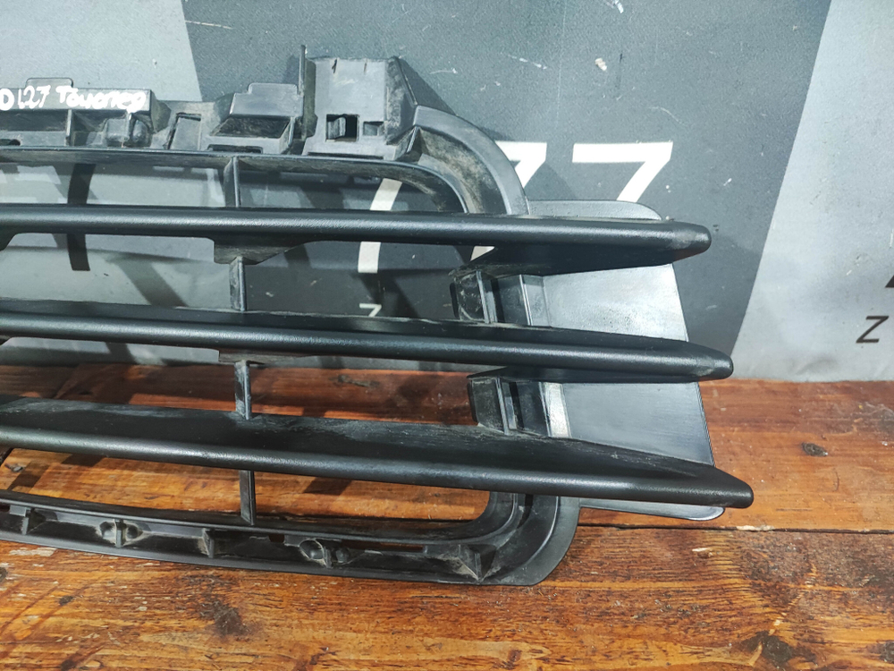 Решетка переднего бампера VW Touareg 2 10-14 Б/У Оригинал 7P6853666A