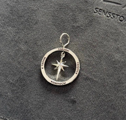 подвеска компас с индивидуальной гравировкой
