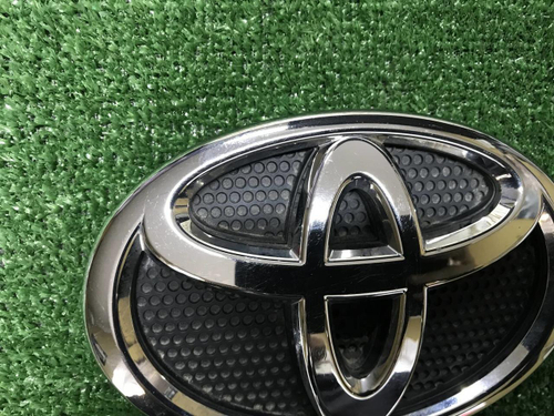Эмблема передняя Toyota Land Cruiser 200 (15-21)