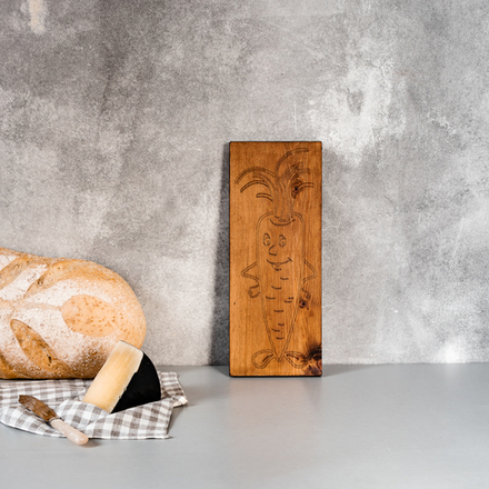 Деревянная разделочная доска из цельного куска древесины сибирского кедра для овощей с гравировкой "Веселая морковка" RD24