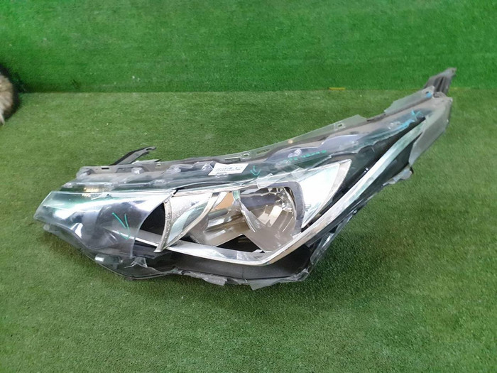 Битая Фара левая Toyota Corolla E160 15-19 галоген