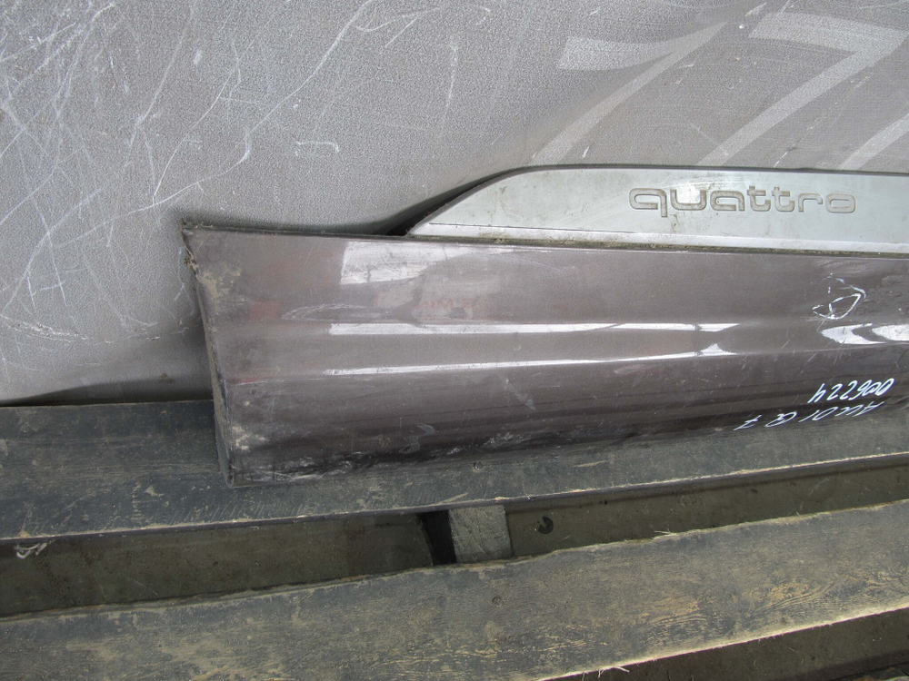 Накладка задней правой двери Audi Q7 (4M)  Б/У Оригинал 4m0853970