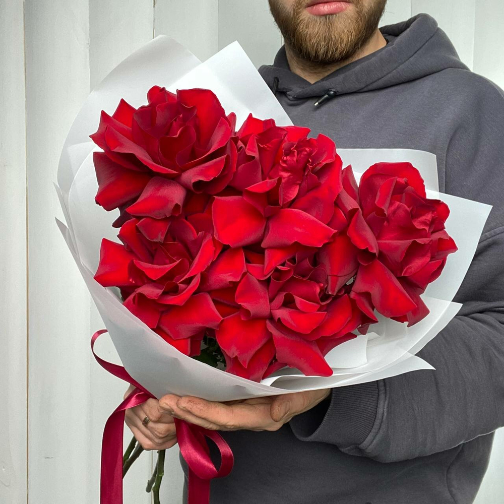 Моно-букет красных французских роз в белой упаковке 5шт.