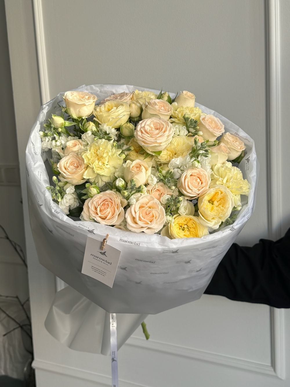 Сборный букет из кустовой пионовидной розы,маттиолы и диантусов