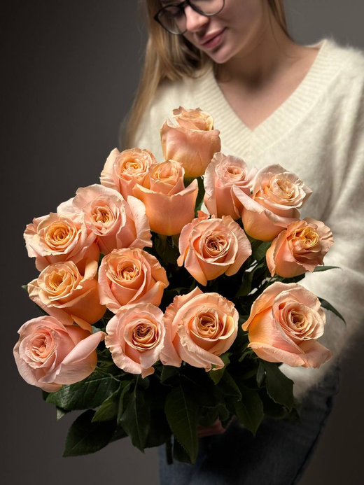 Букет из 15 персиковых роз под ленту