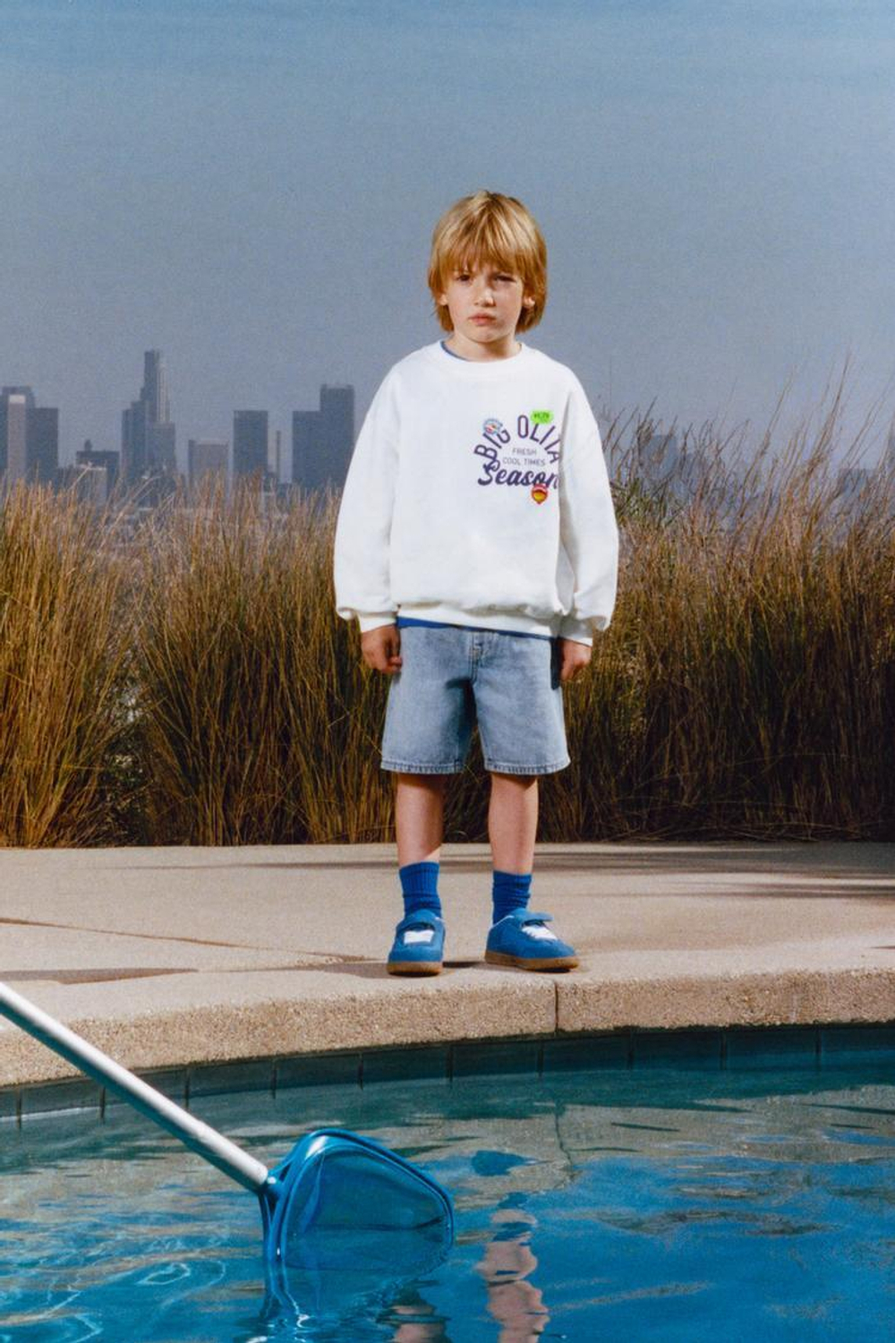 ZARA ТОЛСТОВКА С ПРИНТОМ И НАШИВКАМИ, БЕЛЫЙ