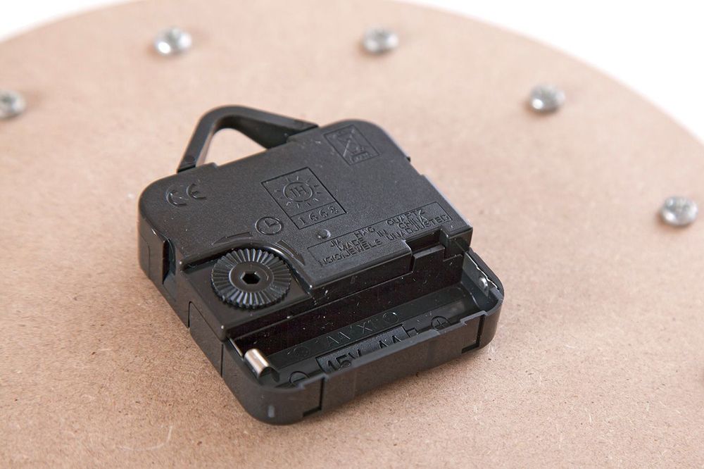 Часы настенные "12 шаров" D20,5 см (белые), пластик