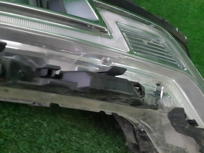 Битая Фара правая Kia Carnival 4 (2020-2023) LED