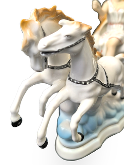 Фарфоровая статуэтка "Карета в облаках" Crown Regent