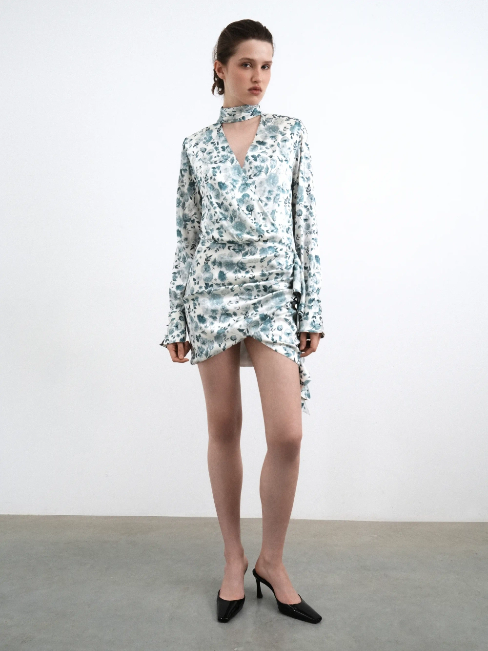 Леа мини (Leah mini), платье мини из молочного атласа с цветочным принтом